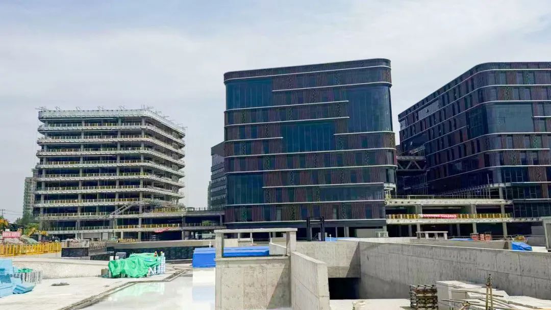 蔚建機(jī)器人 “尖兵” 集結(jié)，上海建工一建集團(tuán)力推“內(nèi)墻粉刷系列機(jī)器人”的規(guī)模化應(yīng)用