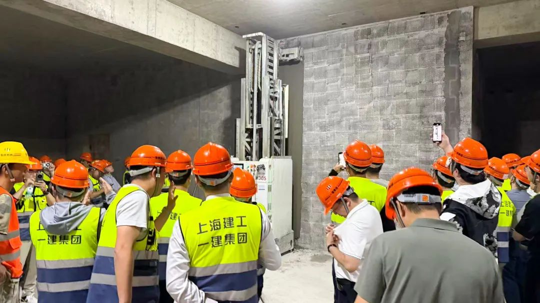 蔚建機(jī)器人 “尖兵” 集結(jié)，上海建工一建集團(tuán)力推“內(nèi)墻粉刷系列機(jī)器人”的規(guī)模化應(yīng)用